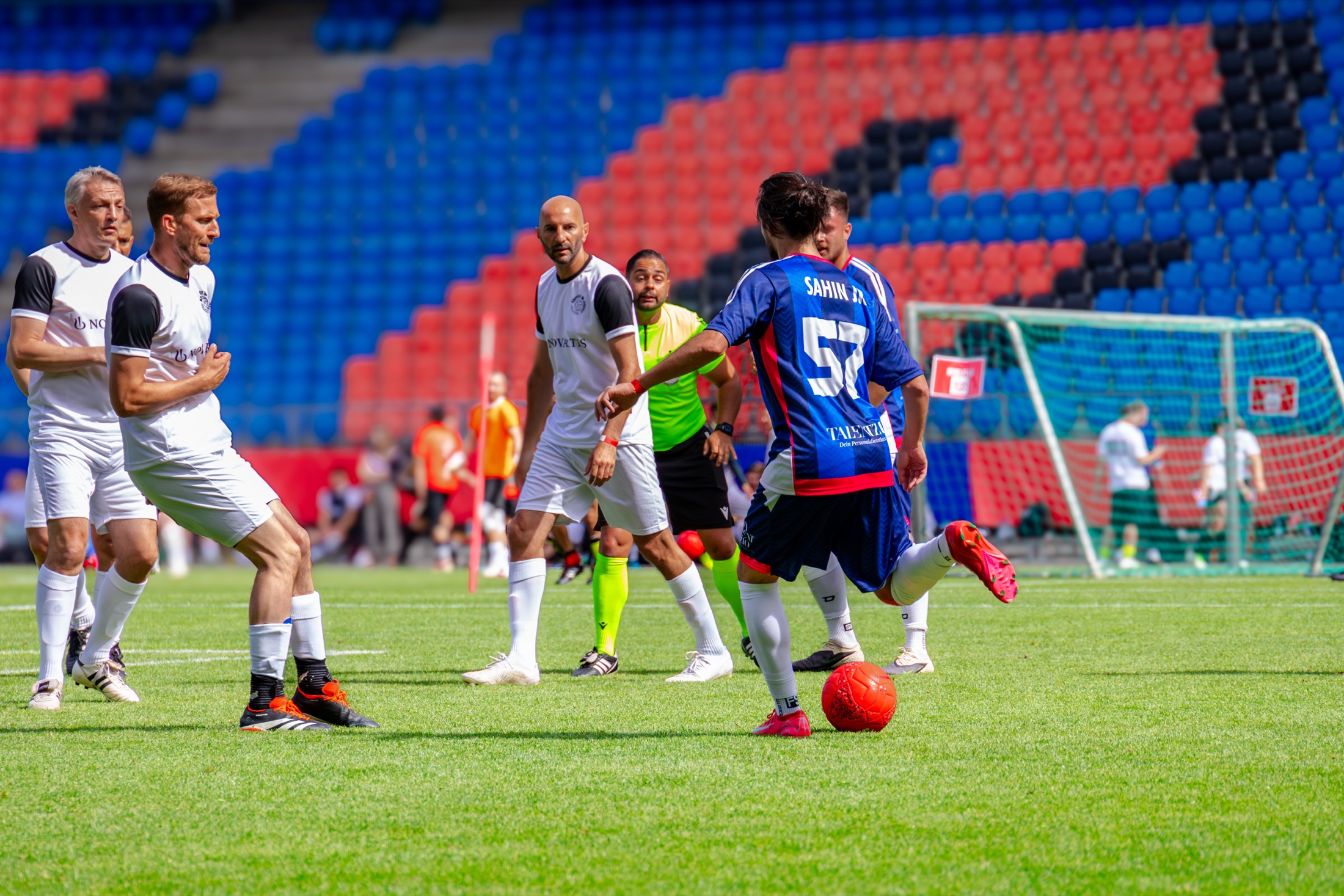 Sportfotografie: Spielszene im Mittelfeld