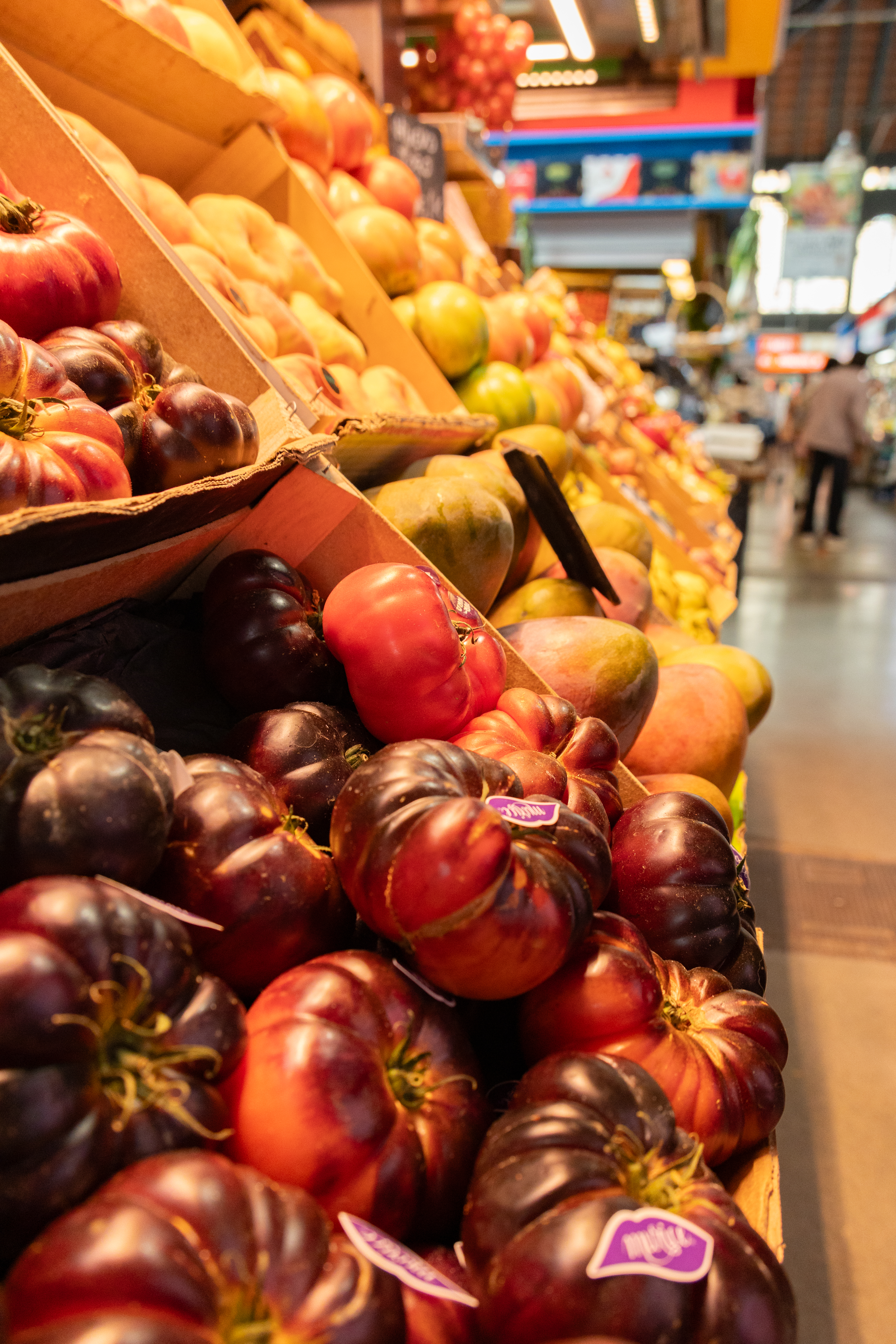 Marktstand mit reifen Tomaten und Früchten