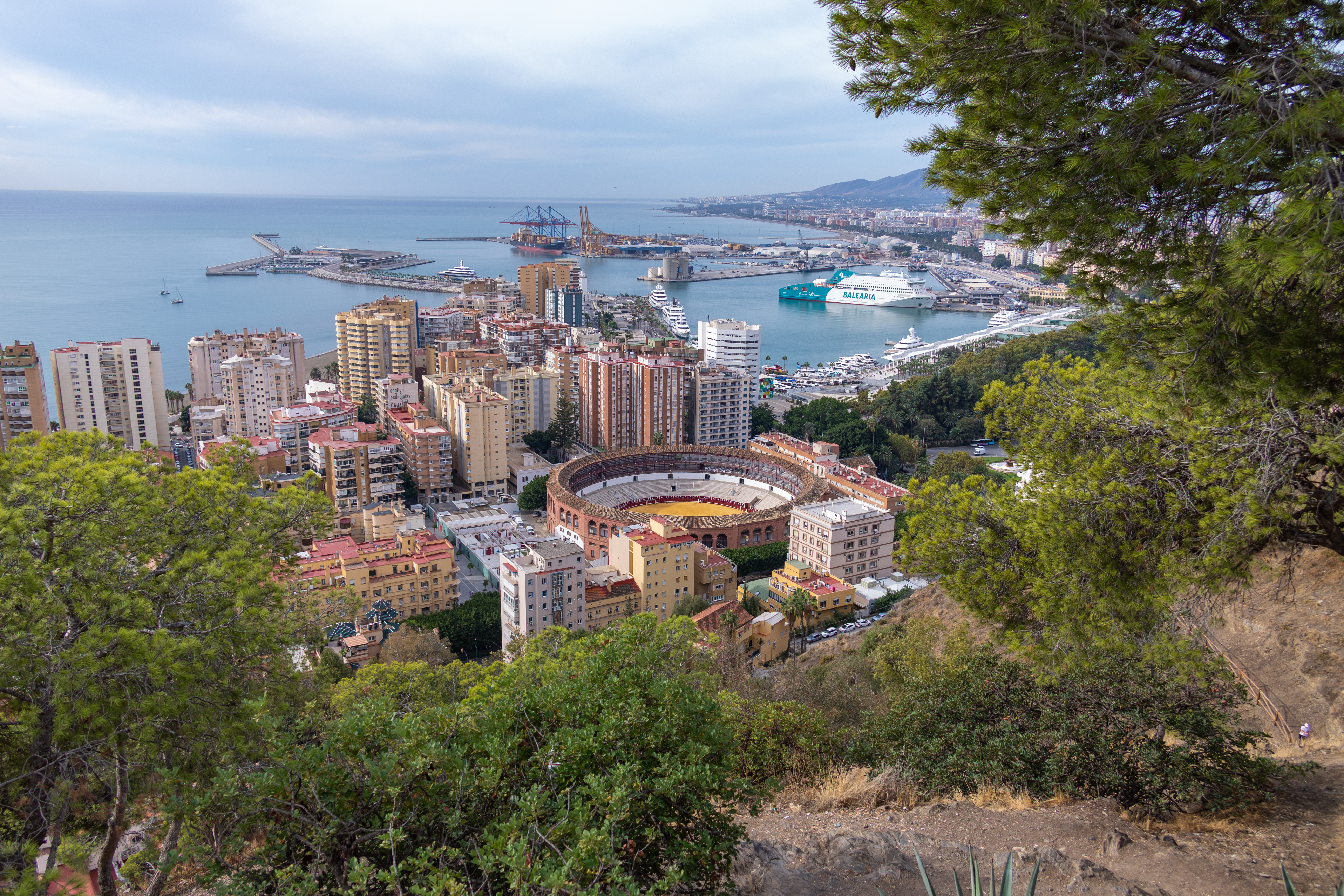 Blick über Hafen, Stadt und Stierkampfarena von Malaga