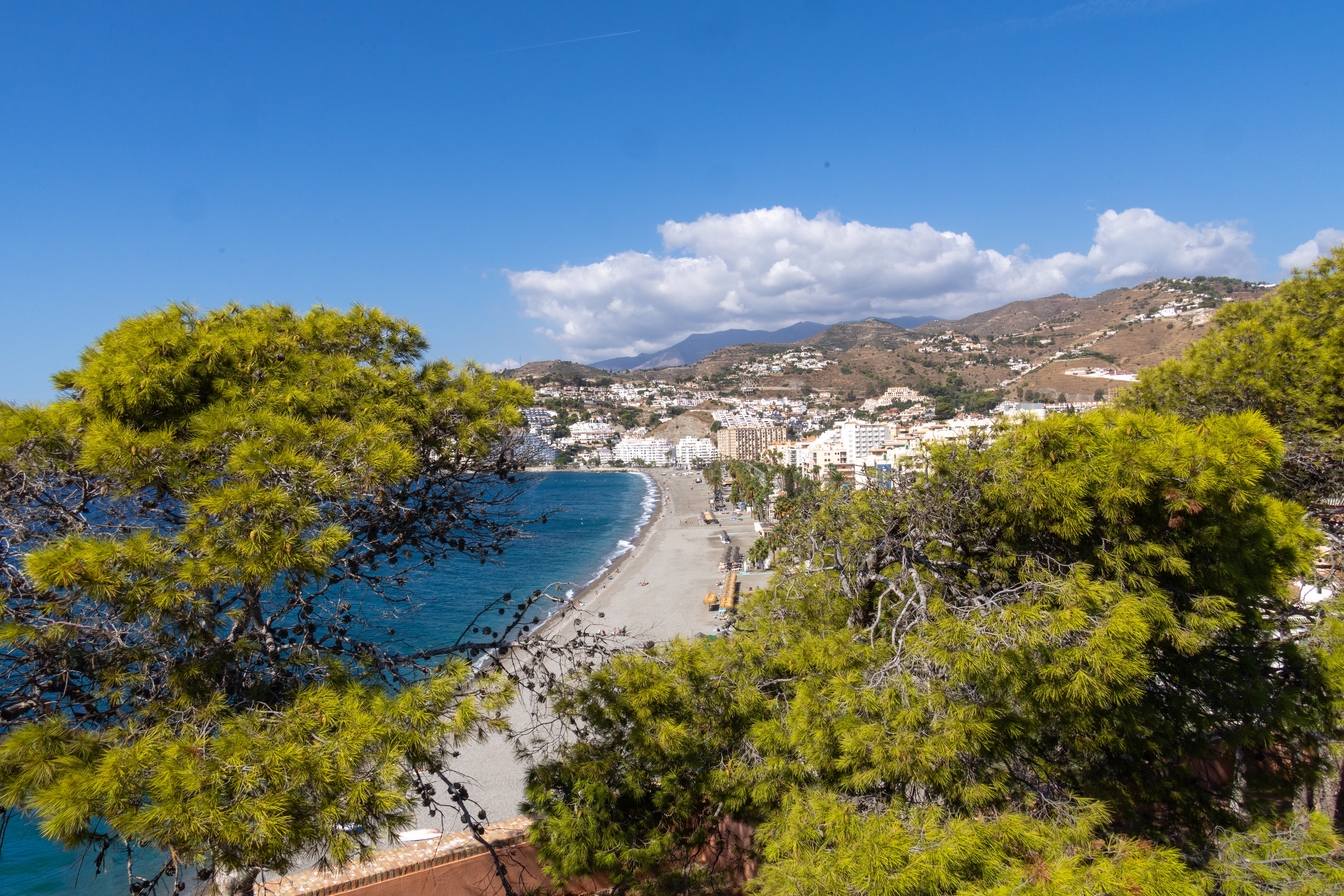 Bucht mit Strand und weissen Häusern an der Küste bei Malaga, Reisefotografie