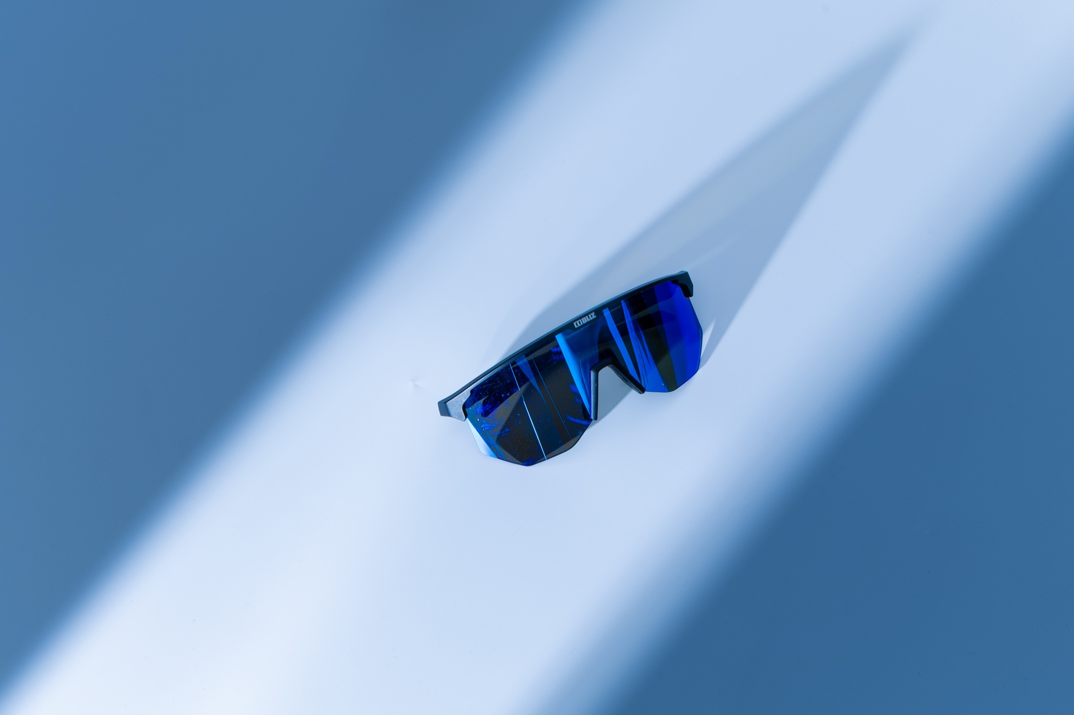 Produktfotografie einer Sonnenbrille im dramatischen Licht, Beispiel aus der Arbeit von PXEL